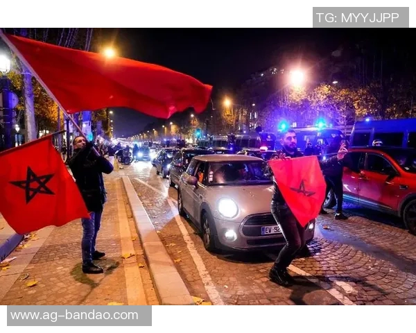 巴黎球迷大巴深夜抛锚高速上80人被困数小时等待救援